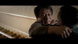 ジャッキー・チェンが絶体絶命!? 民家で逃げ回り数々の“凄ワザ”アクション披露 映画『ザ・フォーリナー/復讐者』本編映像